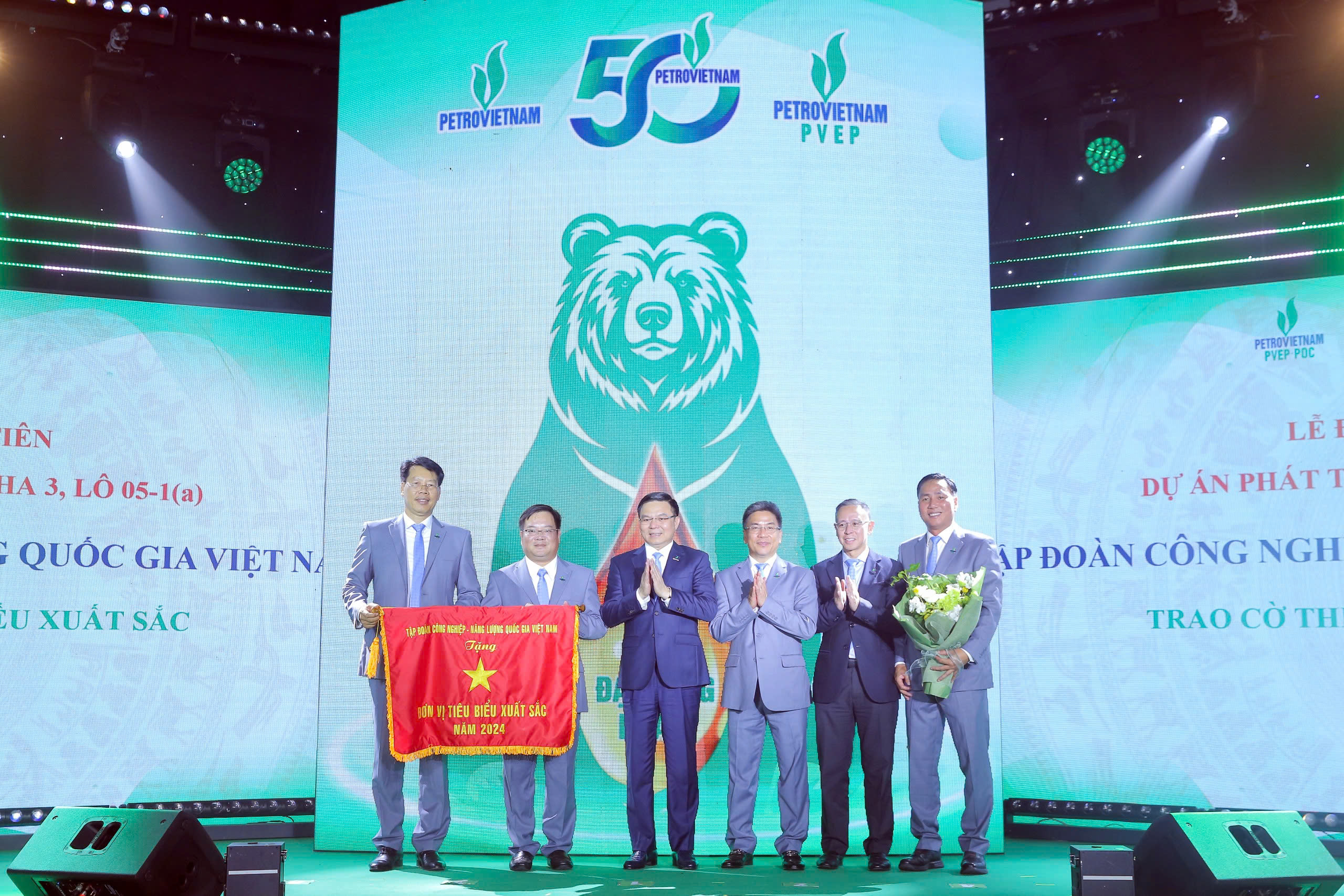 Chủ tịch HĐTV Petrovietnam Lê Mạnh Hùng tặng thưởng Đơn vị tiêu biểu xuất sắc cho PVEP POC